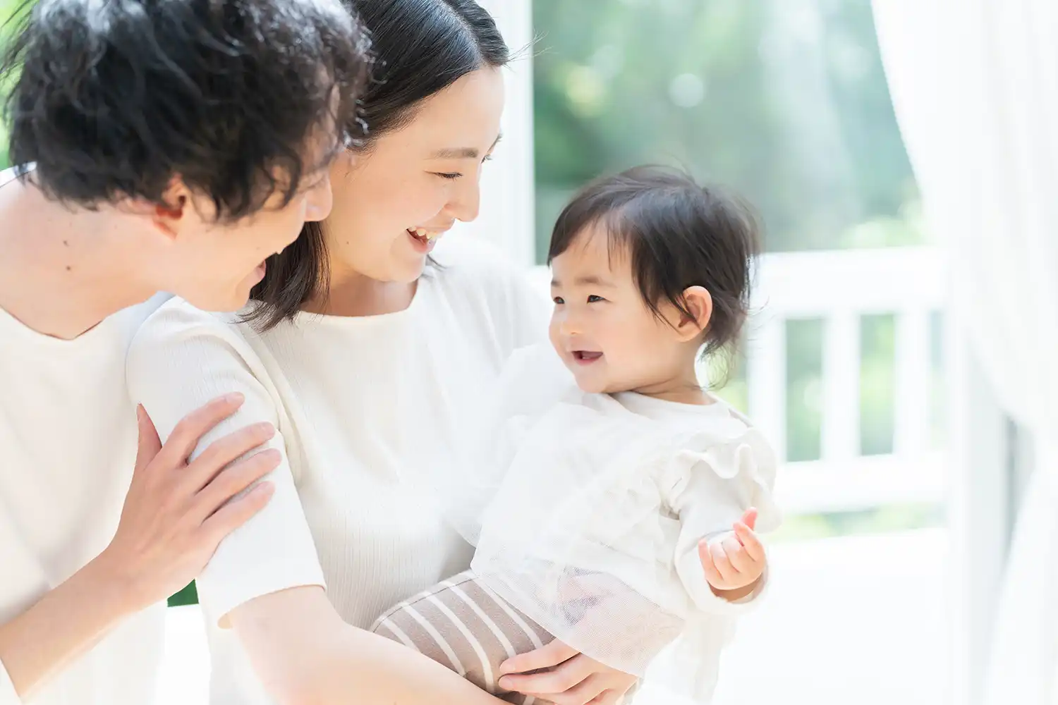 ご夫婦と子どもが明るい室内で過ごす平屋暮らしのイメージ